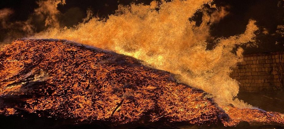 В промзоне поселка Энергетиков горели шпалы