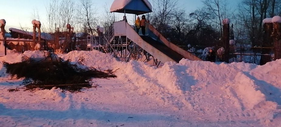 "Один большой сугроб". Серовчанка жалуется, что в поселке Металлургов детская площадка засыпана снегом
