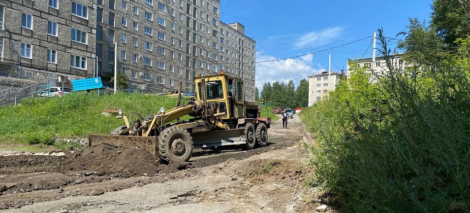 Во дворе по улице Заславского сняли асфальт 