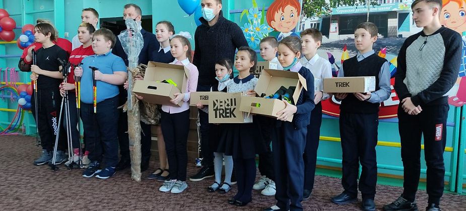Депутат Шипулин посетил Серов и подарил детям лыжные ботинки, а пенсионерке - ТВ-приставку