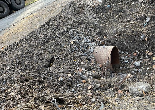Для отведения воды у садов ОВД “Серовавтодор” положил трубу, но часть садоводов недовольна