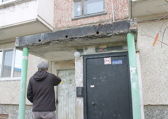 В Североуральске на 15-летнего парня упал кусок бетонного козырька