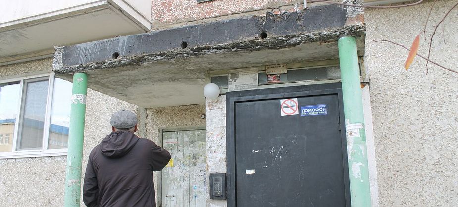 В Североуральске на 15-летнего парня упал кусок бетонного козырька