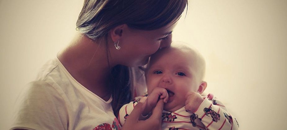 Госдума приняла закон о выплате детских пособий до трех лет