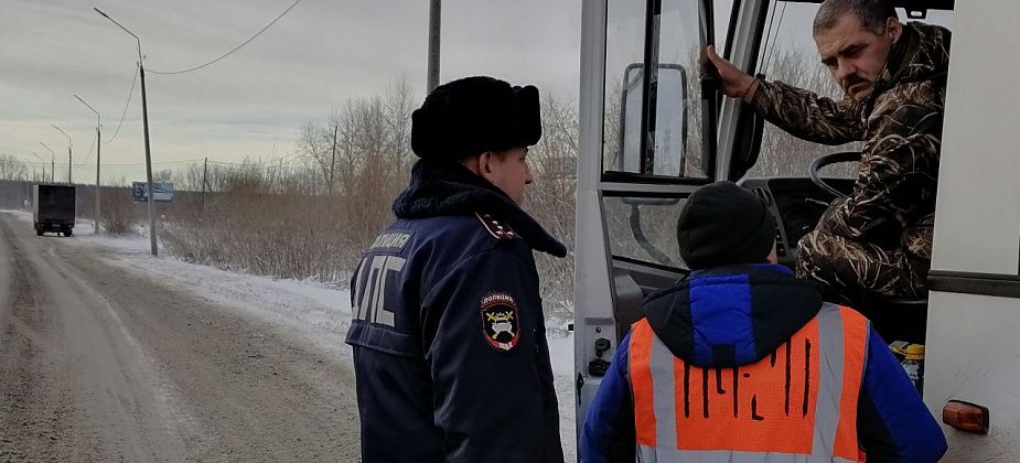 Госавтоинспекция Серова провела акцию у железнодорожного переезда