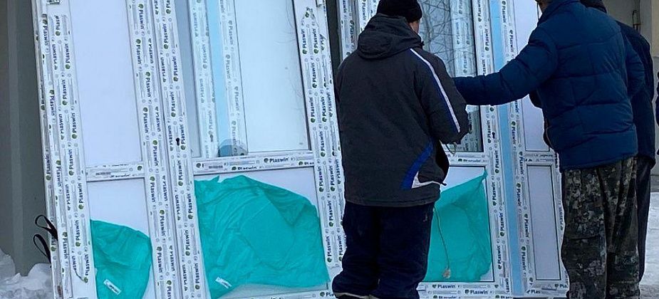 Жители дома по улице Ленина добились установки пластиковых дверей