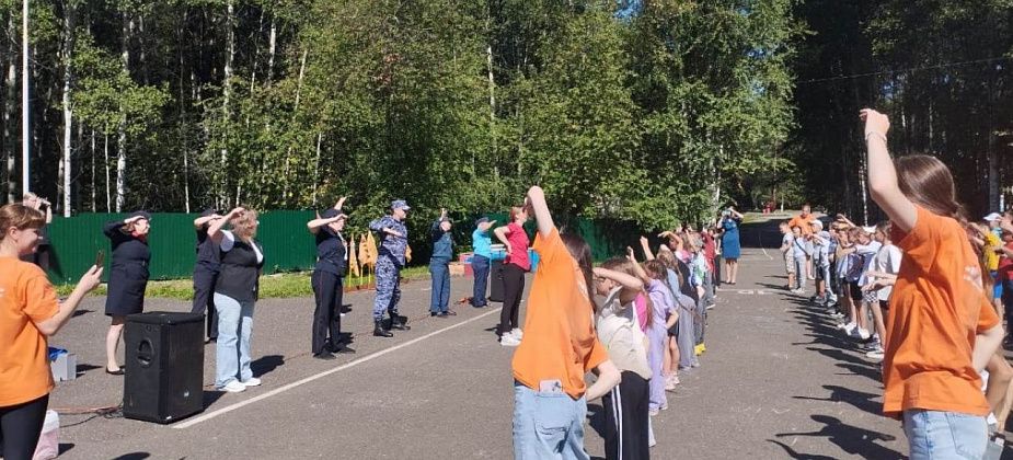 В "Веселом бору" прошла акция "Зарядка со стражем порядка - 2025"