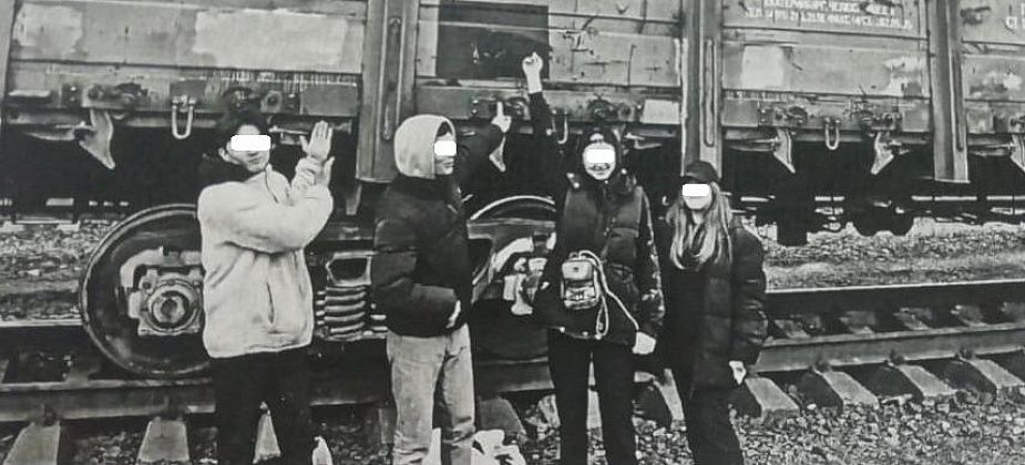 С грузового поезда сняли юных искателей "интересного контента" для соцсетей с выпивкой и ковром