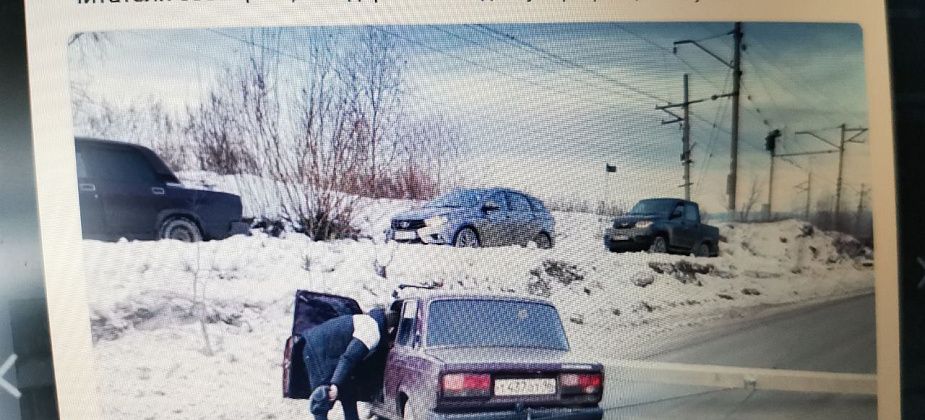 На дороге между Серовом и Медянкино автомобиль въехал в столб. Водитель скрылся с места ДТП