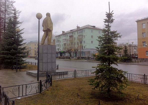 COVID. Серовские коммунисты возлагают цветы к памятнику Ленину. Поодиночке и в разное время