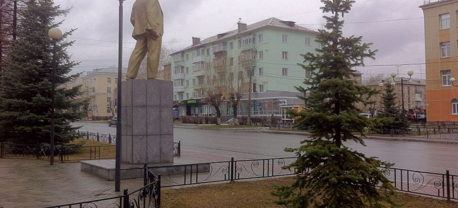 COVID. Серовские коммунисты возлагают цветы к памятнику Ленину. Поодиночке и в разное время