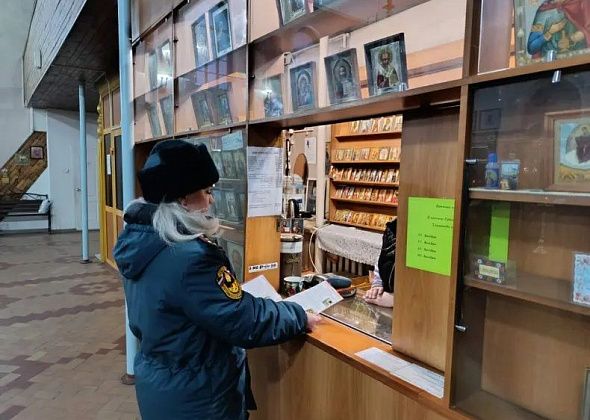 Перед праздником Крещения спасатели посетили серовские храмы