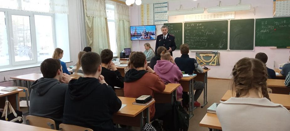 Эксперт-криминалист полиции Серова в свой профессиональный праздник рассказал школьникам о работе