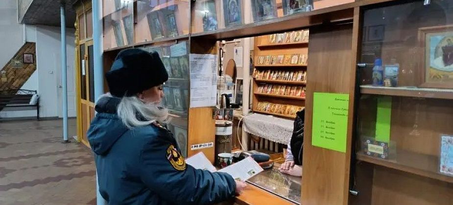 Перед праздником Крещения спасатели посетили серовские храмы