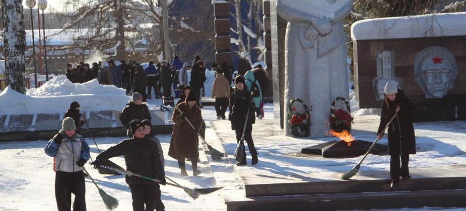 Школьники, студенты и общественники убрали снег на мемориалах “Колокол” и "Вечный огонь"