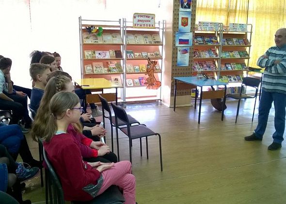 Актер Серовского драмтеатра пришел в гости к юным читателям библиотеки поселка Энергетиков