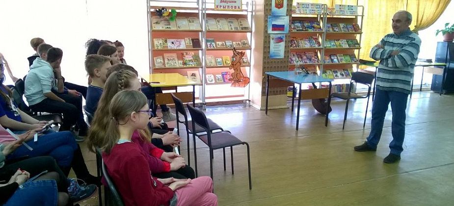 Актер Серовского драмтеатра пришел в гости к юным читателям библиотеки поселка Энергетиков
