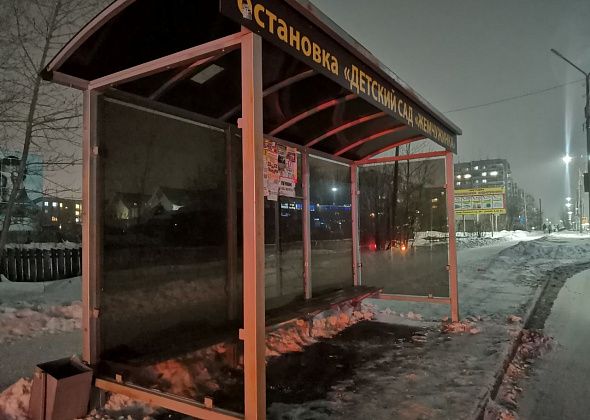 В Серове на восстановление разбитых стекол на автобусных остановках потратили 90 тысяч рублей