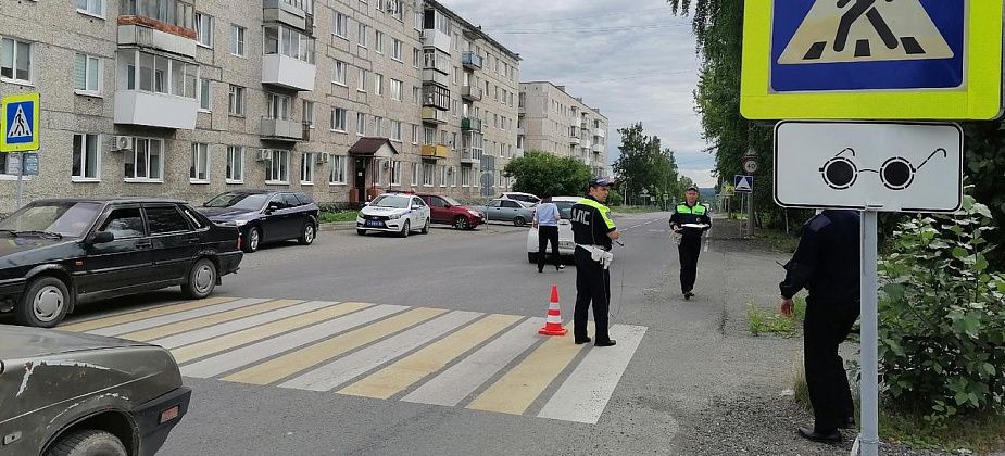 В Серове ребенок на велосипеде врезался в автомобиль на пешеходном переходе и травмировал ногу