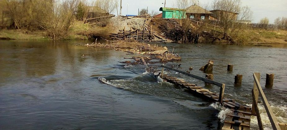 Жителей Филькино окончательно отрезало от цивилизации. Поднявшаяся река затопила мостки