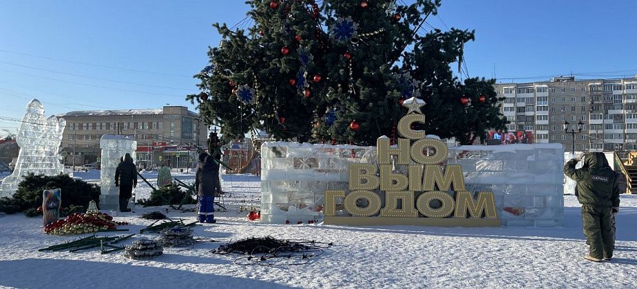 Управление капстроительства Серова: ель в зимнем городке не выдержала ветровой нагрузки