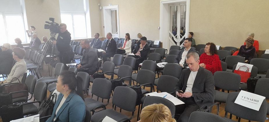 На итоговом заседании Думы в мае депутаты рассмотрели 13 вопросов