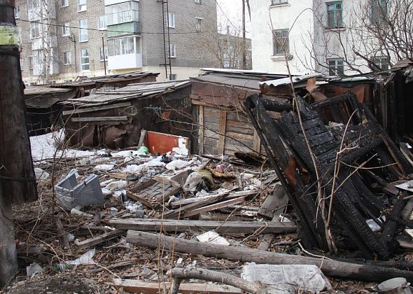 Незаконные постройки и свалку мусора в большом дворе на Сортировке должны убрать в июне