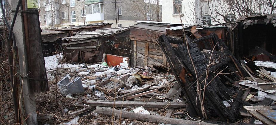Незаконные постройки и свалку мусора в большом дворе на Сортировке должны убрать в июне