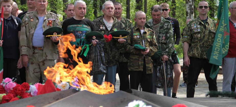 Пограничники Серова в свой профессиональный праздник возложили цветы к «Вечному огню»