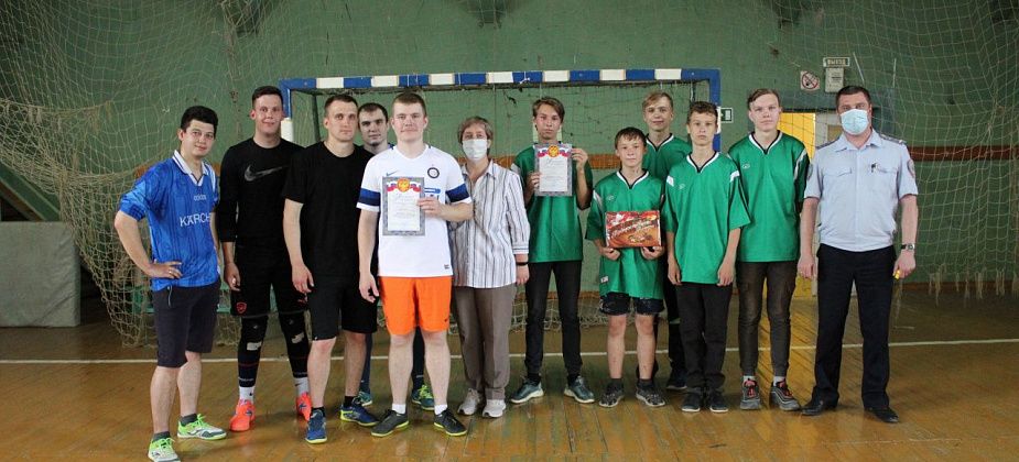 Серовские полицейские сыграли в футбол с восьмиклассниками