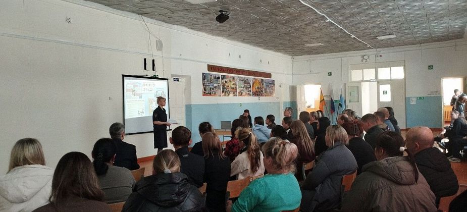 Полицейские Серова рассказывают подросткам и их родителям о вреде наркотиков