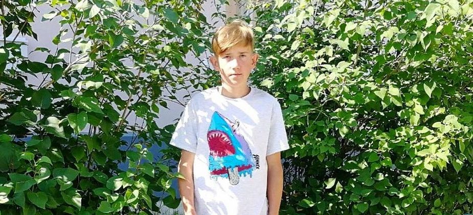 Депутат Госдумы подарил серовскому школьнику, спасшему тонувшего ребенка, "самый крутой самокат" 