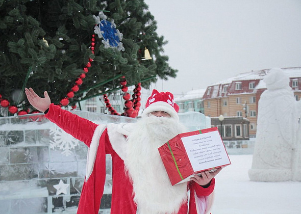 Дед Мороз из “Глобуса” порадовал горожан подарками