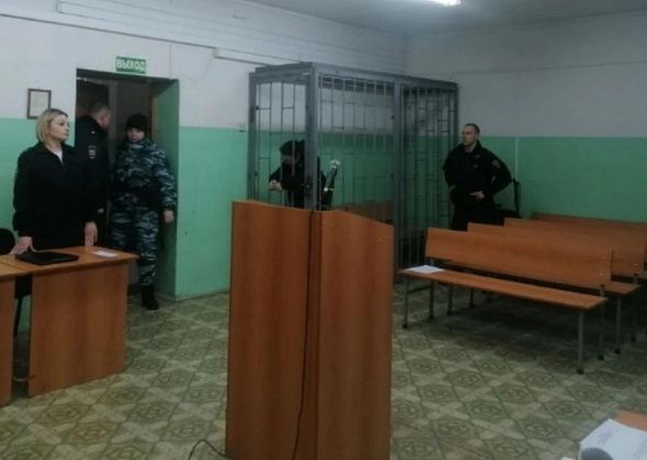 В Серове женщину обвиняют в хулиганстве – пришла в магазин с топором и устроила погром