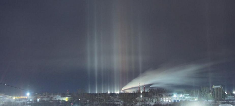 В небе над Серовом можно было наблюдать световые столбы
