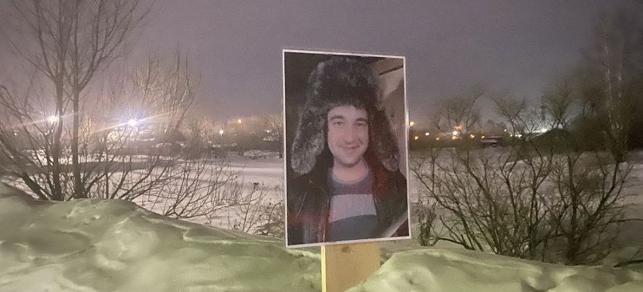 В Серове неизвестный украсил сугроб фотографией руководителя “Серовавтодора”