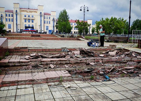 В Серове ремонтируют лестницу на площади ДКМ