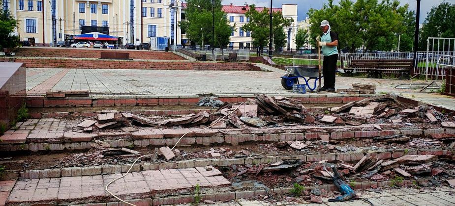 В Серове ремонтируют лестницу на площади ДКМ