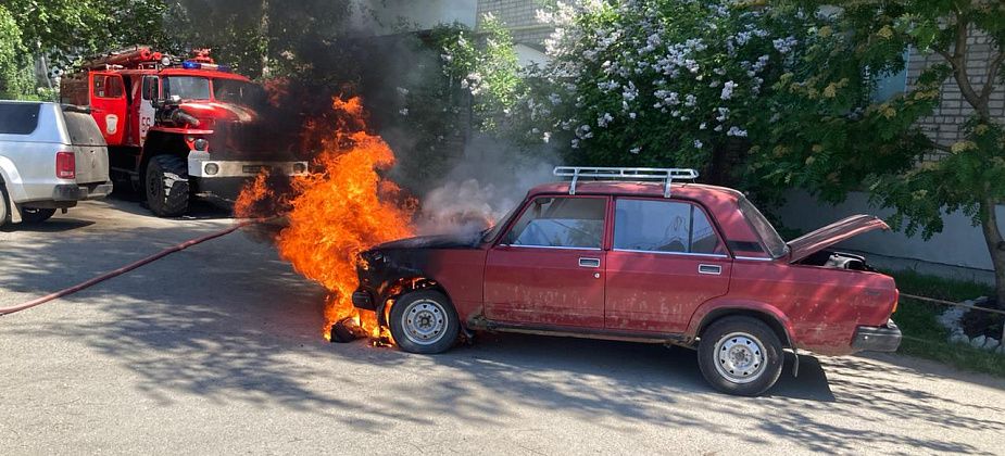 В Серове горел автомобиль ВАЗ-2107