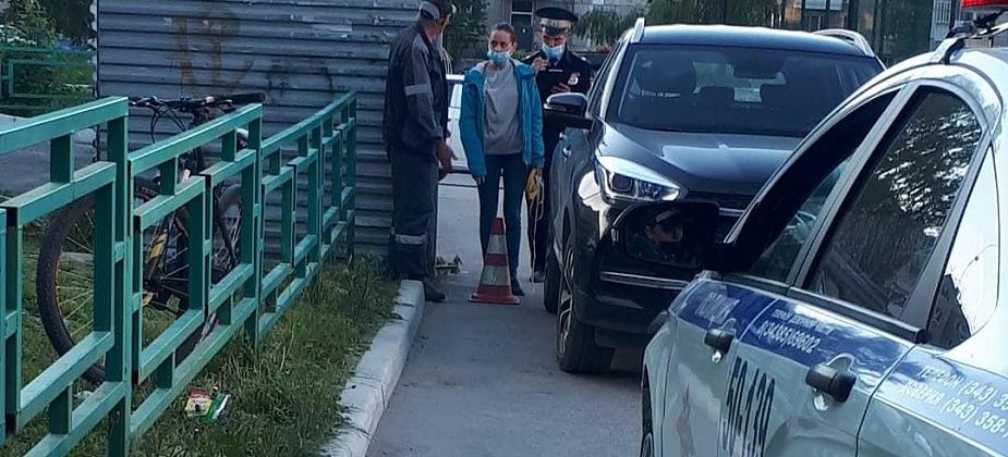 Во дворе по улице Луначарского под колеса CHERY попал ребенок