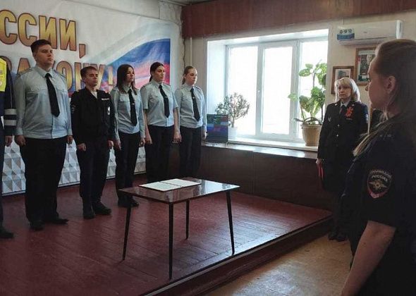 Накануне 80-летия Победы 7 молодых сотрудников полиции Серова приняли присягу 