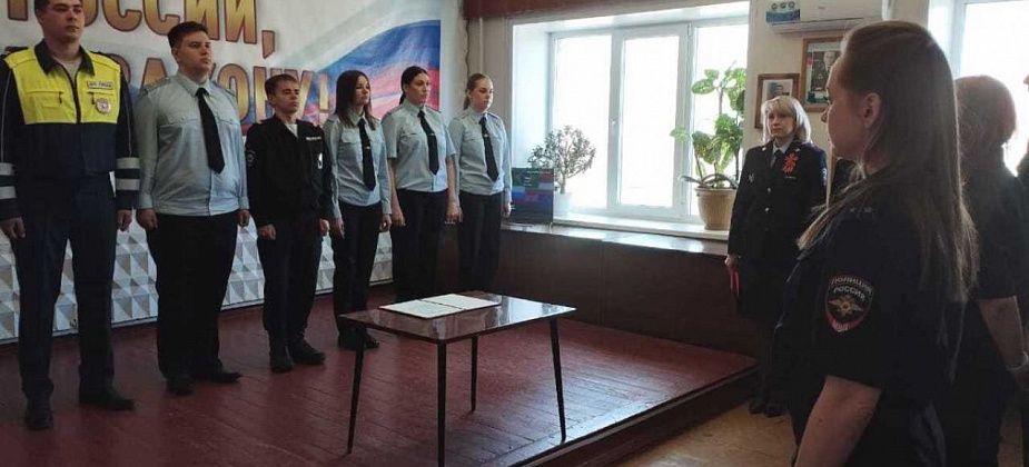 Накануне 80-летия Победы 7 молодых сотрудников полиции Серова приняли присягу 