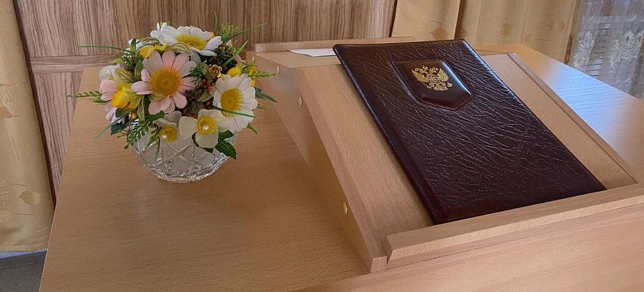 Пять пар из Серова и одну из района наградят знаками «Совет да любовь»