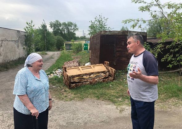 Пенсионерка из Серова пожаловалась на свалку во дворе: "Взяли бы и убрали за собой, но нет..."