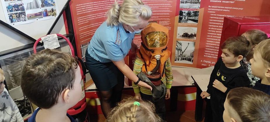 Юные серовчане посетили Комнату воинской и трудовой славы пожарной части