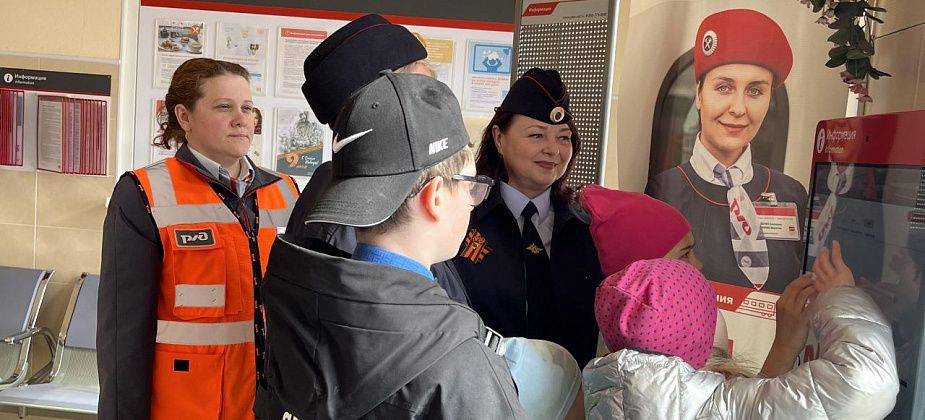 Транспортные полицейские Серова провели для ребят экскурсию и высадили с ними цветы на вокзале