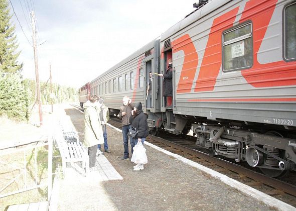 Пожилые люди смогут ездить на пригородных поездах Свердловской области за полцены
