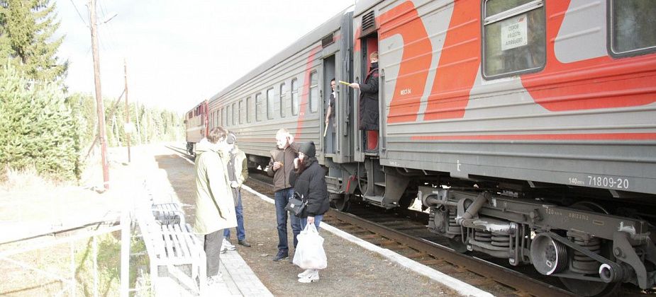 Пожилые люди смогут ездить на пригородных поездах Свердловской области за полцены