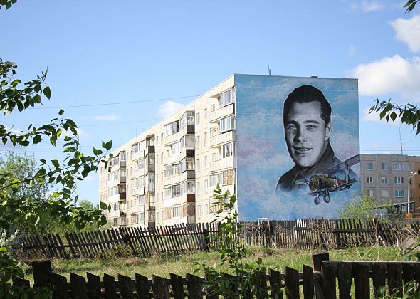 Василий Сизиков рассказал о создании портрета Анатолия Серова на стене дома. Работа еще не закончена