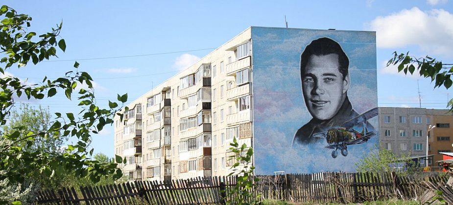 Василий Сизиков рассказал о создании портрета Анатолия Серова на стене дома. Работа еще не закончена